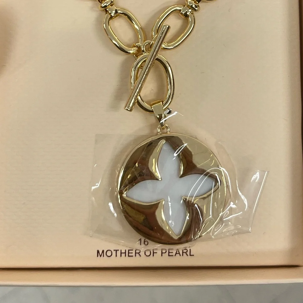 NWT ⚜️🤍⚜️ Camila Coelho Gorgeous Mother of Pearls medallion Necklace - Picture 12 of 16